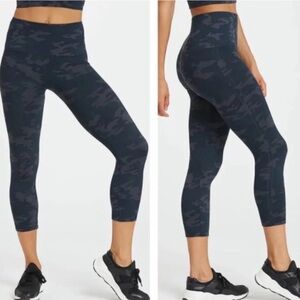 SPANX Seamless Look At Me Now LAMN Dark Camo Crop Capri Leggings Medium